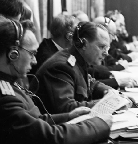 Des membres soviétiques du Tribunal militaire international, le lieutenant-colonel Alexandre Voltchkov (à gauche) et le général de division de justice Iona Nikitchenko, dans la salle de réunion pendant les procès de Nuremberg, Allemagne, décembre 1945.
