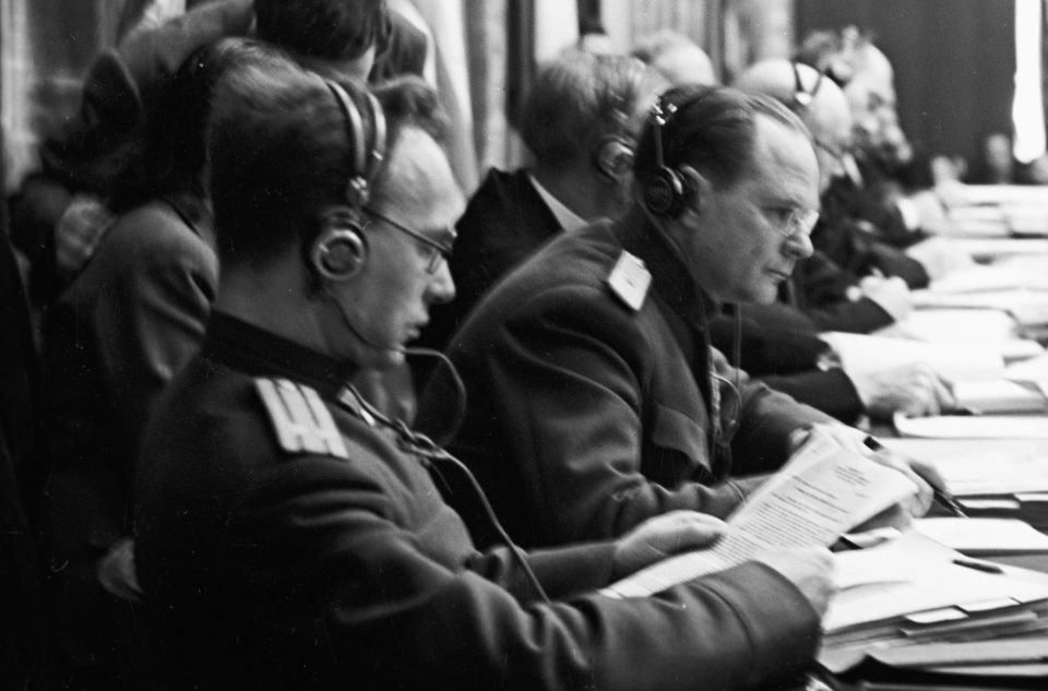 Des membres soviétiques du Tribunal militaire international, le lieutenant-colonel Alexandre Voltchkov (à gauche) et le général de division de justice Iona Nikitchenko, dans la salle de réunion pendant les procès de Nuremberg, Allemagne, décembre 1945.