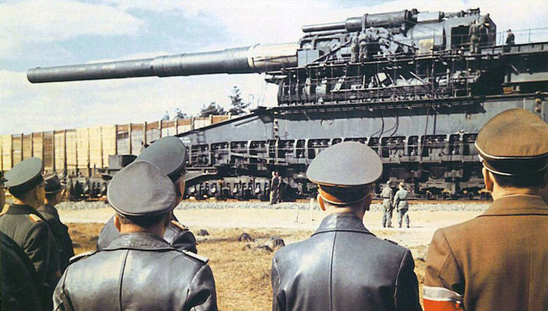 Adolf Hitler (deuxième à droite) et Albert Speer (à droite) devant le canon, en 1943