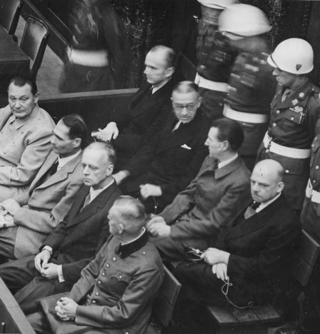 Acht der 24 Hauptangeklagten in Nürnberg: Göring, Heß, von Ribbentrop, Keitel (vordere Reihe von links), Dönitz, Raeder, von Schirach und Sauckel (dahinter)