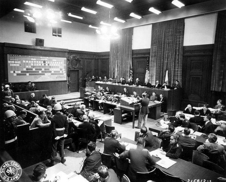 Frank B. Wallis présente une infographie montrant comment le Parti national-socialiste a mis sous son contrôle total tous les domaines de la vie de l’Allemagne