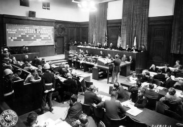 Frank B. Wallis présente une infographie montrant comment le Parti national-socialiste a mis sous son contrôle total tous les domaines de la vie de l’Allemagne