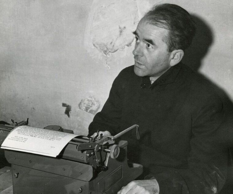 Albert Speer, Angeklagter im Rahmen der Nürnberger Prozesse, schreibt in seiner Zelle einen Brief.