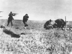Soldat einer deutschen Einsatzgruppe erschießt Zivilisten samt Kleinkinder an der Ostfront des Zweiten Weltkrieges, 1942