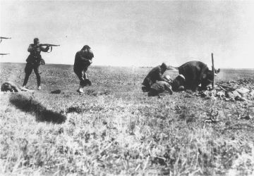 Soldat einer deutschen Einsatzgruppe erschießt Zivilisten samt Kleinkinder an der Ostfront des Zweiten Weltkrieges, 1942
