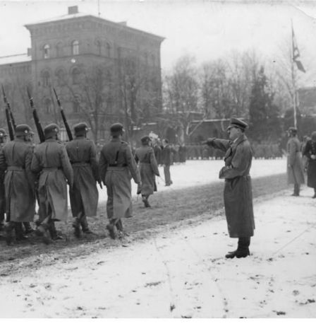 Vorbeimarsch der Leibstandarte vor Adolf Hitler, Dezember 1935