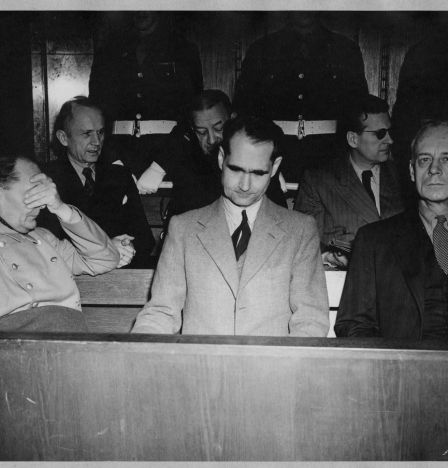 Die Angeklagten beim Internationalen Militärgerichtsprozess gegen Kriegsverbrecher in Nürnberg (Hermann Göring, Admiral Karl Dönitz, Admiral Erich Raeder, Rudolf Heß, Baldur von Schirach, Joachim von Ribbentrop)