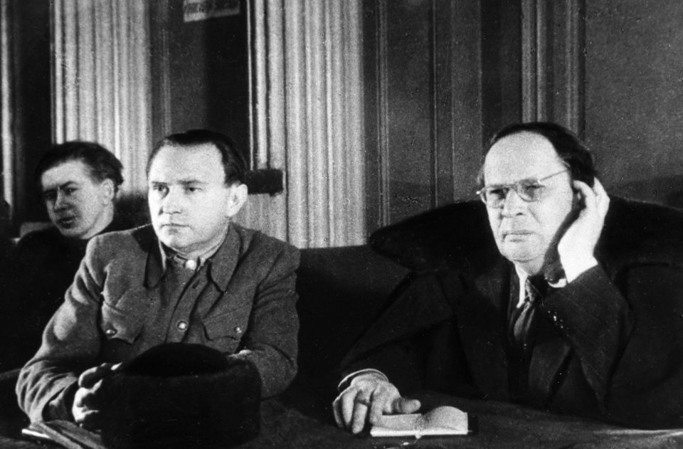 L'écrivain Alexeï Tolstoï (à droite) et le chef de service de la Commission d’État extraordinaire Dmitri Koudriavtsev lors d'une réunion du TchGK