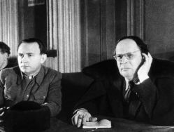 L'écrivain Alexeï Tolstoï (à droite) et le chef de service de la Commission d’État extraordinaire Dmitri Koudriavtsev lors d'une réunion du TchGK