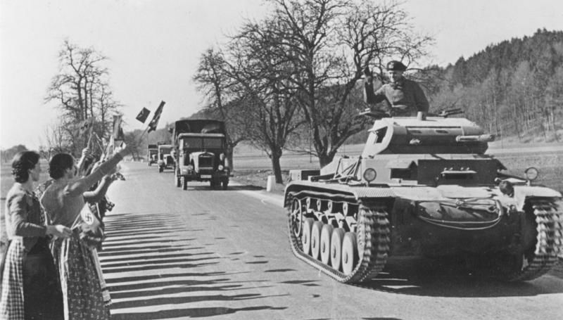 La population autrichienne accueille les colonnes de l'armée du Troisième Reich. Mars 1938. Bundesarchiv, Bild 137-049271 / CC-BY-SA 3.0