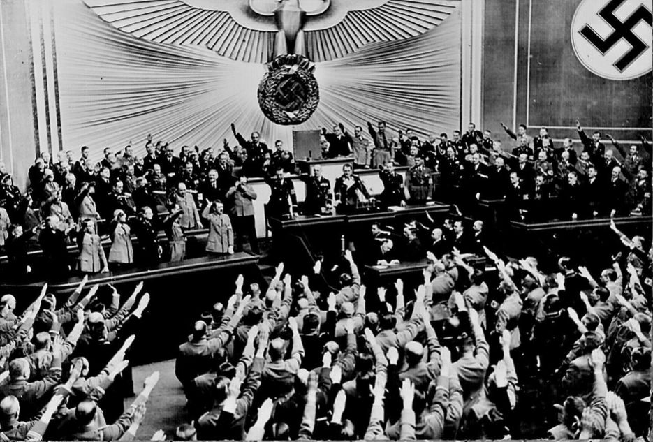 Hitler ovationné par le Reichstag après avoir annoncé l'Anschluss de l'Autriche, Berlin, mars 1938, Domaine public