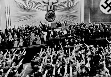 Hitler ovationné par le Reichstag après avoir annoncé l'Anschluss de l'Autriche, Berlin, mars 1938, Domaine public