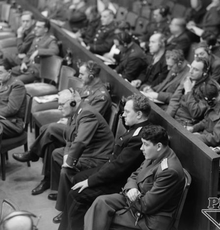 Le premier adjoint du commissaire du peuple aux Affaires étrangères de l'URSS Andreï Vichinsky et le procureur général de l’Union soviétique Konstantin Gorchenine lors d'une audition au Tribunal militaire international. 1945. Photo par Evgueni Khaldei. Archives de l'État russe de documents cinématographiques et photographiques (RGAKFD) / arch. N° В-3208