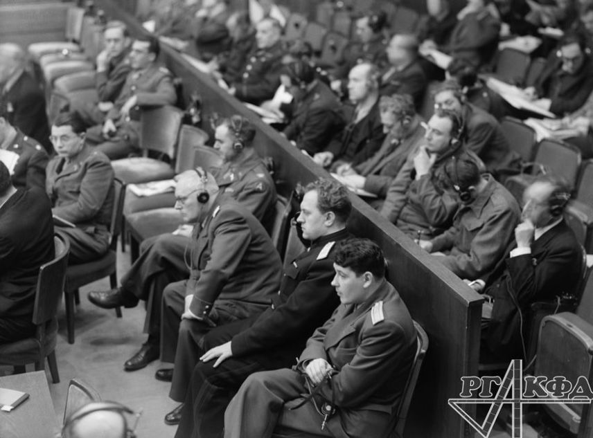 Le premier adjoint du commissaire du peuple aux Affaires étrangères de l'URSS Andreï Vichinsky et le procureur général de l’Union soviétique Konstantin Gorchenine lors d'une audition au Tribunal militaire international. 1945. Photo par Evgueni Khaldei. Archives de l'État russe de documents cinématographiques et photographiques (RGAKFD) / arch. N° В-3208