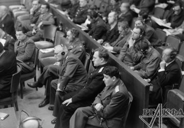 Le premier adjoint du commissaire du peuple aux Affaires étrangères de l'URSS Andreï Vichinsky et le procureur général de l’Union soviétique Konstantin Gorchenine lors d'une audition au Tribunal militaire international. 1945. Photo par Evgueni Khaldei. Archives de l'État russe de documents cinématographiques et photographiques (RGAKFD) / arch. N° В-3208