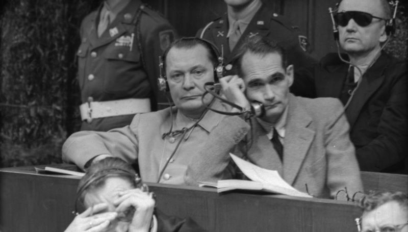 Hermann Göring et Rudolf Hess sur le banc des accusés lors du procès de Nuremberg. Photo par Evgueni Khaldei. Archives de l'État russe de documents cinématographiques et photographiques (RGAKFD) / Arch. N ° A-9235 