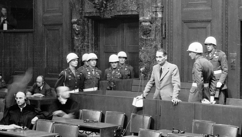 L'accusé Hess lit une déclaration au tribunal selon laquelle il ne simulera plus la folie comme il l'a fait auparavant. Procès de Nuremberg.