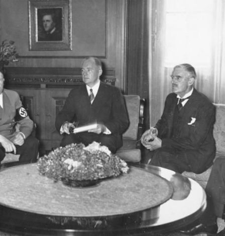 Münchener Konferenz am 29. September 1938 im Führerbau am Königsplatz in München, v. l. n. r.: Mussolini, Hitler, Dolmetscher Paul Otto G. Schmidt, Chamberlain