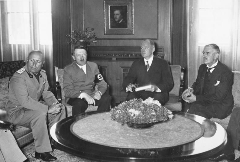Münchener Konferenz am 29. September 1938 im Führerbau am Königsplatz in München, v. l. n. r.: Mussolini, Hitler, Dolmetscher Paul Otto G. Schmidt, Chamberlain
