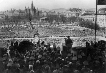 Vienne, la Heldenplatz (place des Héros), 15 mars 1938. Adolf Hitler, devant une foule de citadins, proclame l'unification du Troisième Reich et de l'Autriche. Dans moins d'un mois, l'Autriche cessera d'exister. Bundesarchiv, Bild 183-1987-0922-500 / CC-BY-SA 3.0