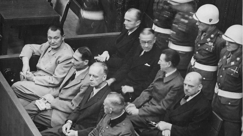 Acht der Angeklagten in Nürnberg, circa 1945-1946. (Vordere Reihe, v.l.n.r.): Hermann Göring, Rudolf Heß, Joachim von Ribbentrop, Wilhelm Keitel; (Dahinter, v.l.n.r.): Karl Dönitz, Erich Raeder, Baldur von Schirach, Fritz Sauckel