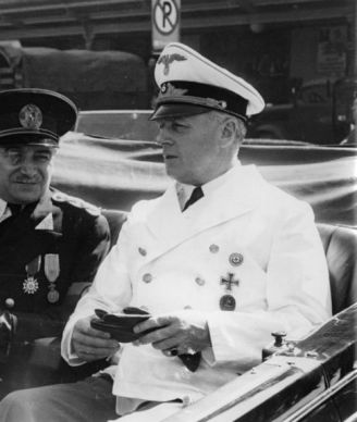 Joachim von Ribbentrop mit dem Königlich Rumänischen Ministerpräsidenten Gigurtu in ihrem Wagen bei der Abfarht vom Salzburger Bahnhof zum Hotel "Österreichischer Hof" am 27. Juli 1940