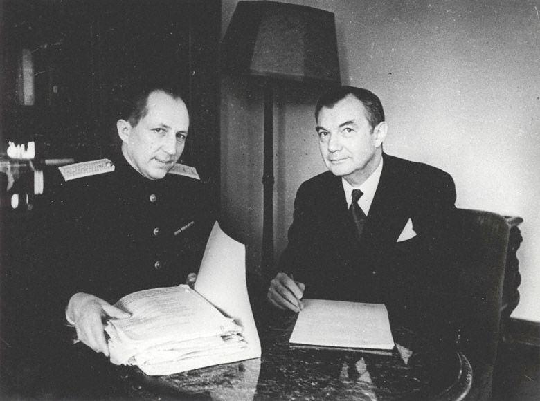 Roman Roudenko, procureur général de l’Union soviétique (à gauche) et Robert Jackson, procureur en chef pour les États-Unis (à droite). Photo de Viktor Temine. GA RF / F. 10140. Op. 2.D.153.L. 2
