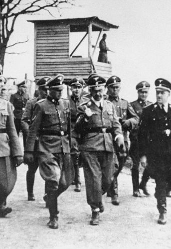 Kaltenbrunner, le commandant du camp Franz Ziereis, Himmler et Eigruber lors de l'Inspection du camp de concentration de Mauthausen en avril 1941