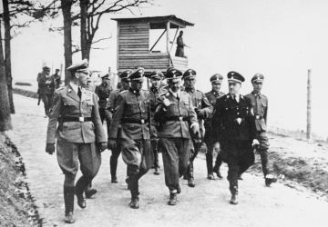 Kaltenbrunner, le commandant du camp Franz Ziereis, Himmler et Eigruber lors de l'Inspection du camp de concentration de Mauthausen en avril 1941