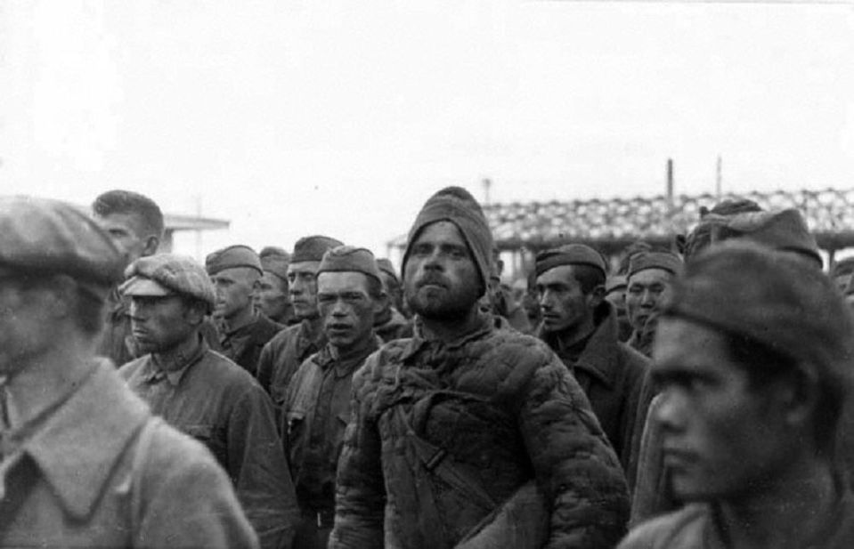 Des prisonniers de guerre soviétiques dans un camp de transit, Pays baltes, octobre 1941. Une photographie du ministère de la Propagande du Troisième Reich. Archives d’État de la Fédération de Russie / F. 7021 Op. 128 D. 265. L. 7, 8, 10