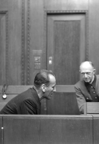 Die Angeklagten Ernst Kaltenbrunner und Alfred Jodl während einer Pause im Verfahren des Internationalen Militärgerichtshofs. 1945-1946. Foto von Evgeny Khaldey. RGAKFD/Arch.-Nr. V-3114
