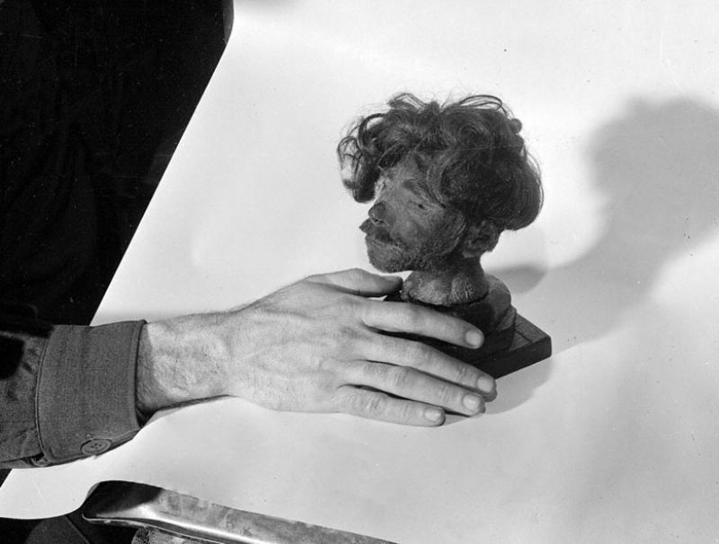 Le procureur américain Thomas Todd montre au tribunal la tête d’un prisonnier polonais . 13 décembre 1945. Archives de l'État russe de documents cinématographiques et photographiques (RGAKFD), Arch. № B-2437