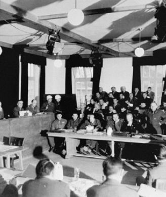 Le 13 décembre 1945, le tribunal militaire américain a rendu son jugement: 36 accusés ont été condamnés à la pendaison, le directeur du service administratif à une peine à perpétuité, trois surveillants à 10 ans de prison et de travaux d’intérêt général. Les 28 et 29 mai 1946, 28 condamnés à mort ont été exécutés dans la prison de Landsberg. Huit autres ont vu leur peine transformée en de la prison.