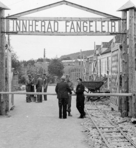 Haupttor des norwegischen Konzentrationslagers Falstad nach der Befreiung durch Alliierten-Truppen 1945