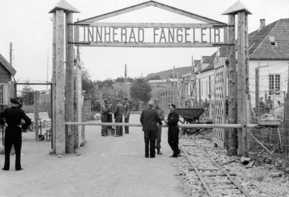 Haupttor des norwegischen Konzentrationslagers Falstad nach der Befreiung durch Alliierten-Truppen 1945