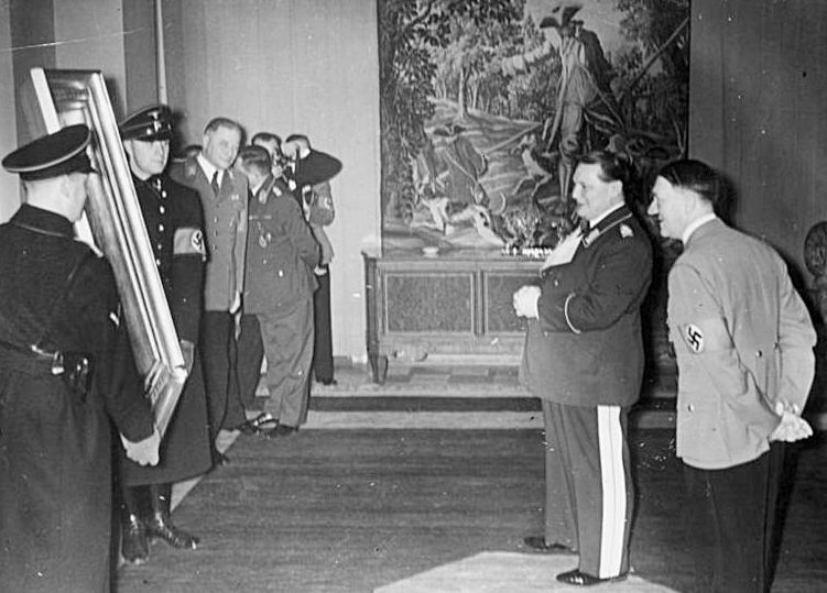 Adolf Hitler schenkt dem Reichsmarschall Hermann Göring (2R) ein wertvolles Gemälde zum 45. Geburtstag