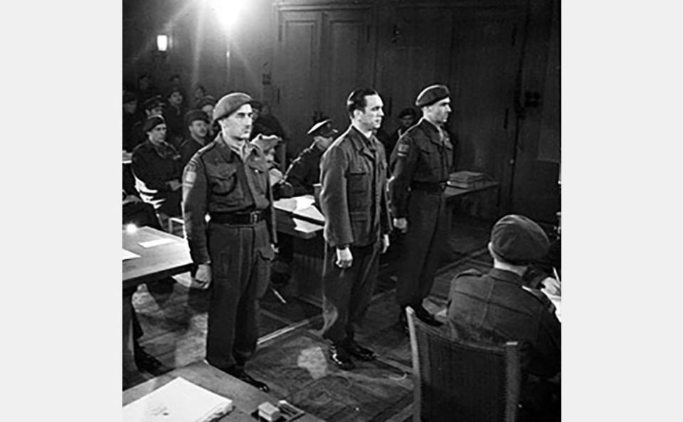 Kurt Meyer devant le tribunal d'Aurich, en décembre 1945