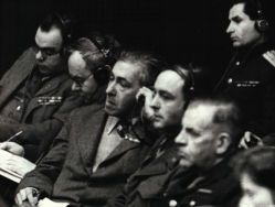 Les écrivains soviétiques Vsevolod Vichnevski, Vsevolod Ivanov, Ilya Ehrenbourg et d'autres dans la salle de conférence du palais de justice de Nuremberg. 1946. Photo de Viktor Tiomin. Archives d'État de la Fédération de Russie, 10140 n ° 2 157 L.8