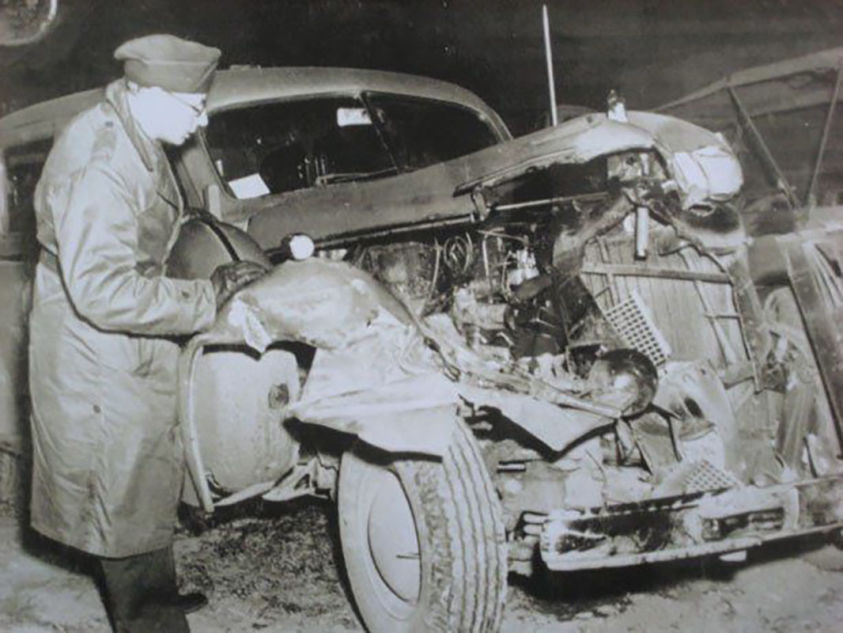 Voiture du général de l'armée américaine George Patton après une collision avec un camion de l'armée. 9 décembre 1945. 