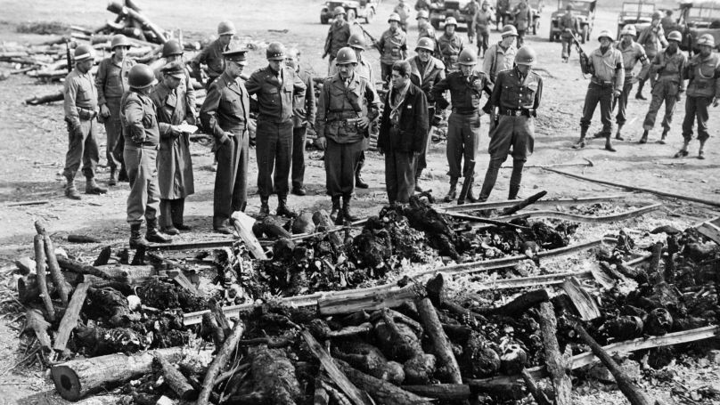 Les généraux américains George Patton (à droite), Dwight Eisenhower (troisième à gauche) et Omar Bradley après la libération du camp de concentration d'Ohrdruf près des cendres des corps de prisonniers brûlés par les Allemands. 12 avril 1945. Ohrdruf, Allemagne
