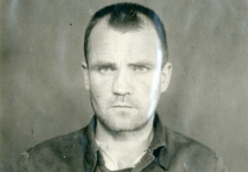 L’accusé Edouard Sonnenfeld, commandant du groupe répressif du 322e régiment d’infanterie, a été identifié par les survivants du massacre. Son groupe a tué plus de 50 civils. L’accusé a avoué avoir personnellement tué 8 personnes. Il a été condamné à mort par pendaison.