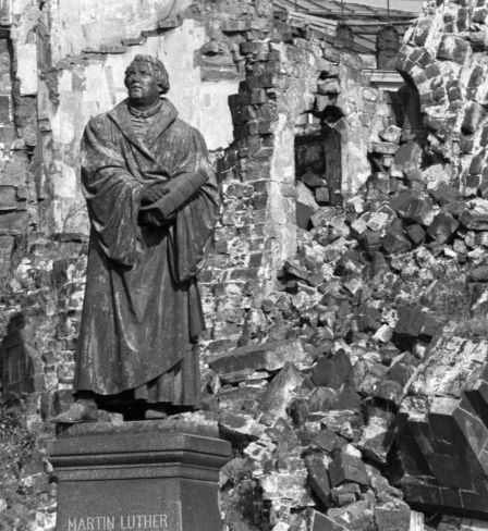 La statue de Martin Luther devant les ruines de l’église Notre-Dame (Frauenkirche), l'une des plus importantes de Dresde, détruite par le bombardement de la ville en 1945.