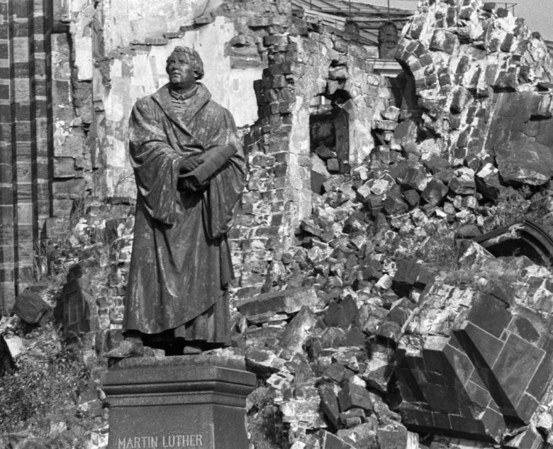 La statue de Martin Luther devant les ruines de l’église Notre-Dame (Frauenkirche), l'une des plus importantes de Dresde, détruite par le bombardement de la ville en 1945.
