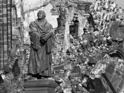 La statue de Martin Luther devant les ruines de l’église Notre-Dame (Frauenkirche), l'une des plus importantes de Dresde, détruite par le bombardement de la ville en 1945.