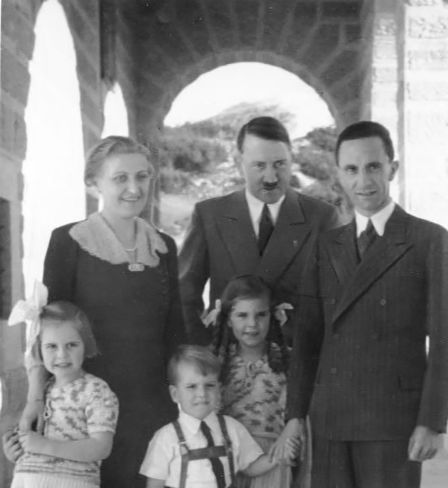 La famille Goebbels avec les enfants Helga, Hilde et Helmut visitent Adolf Hitler à Obersalzberg / Bundesarchiv