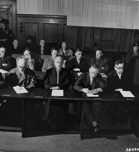 Les accusés dans l'affaire d’IG-Farbenindustrie écoutent l'acte d'accusation. Palais de justice, Nuremberg. Le 5 mai 1947. United States Holocaust Memorial Museum