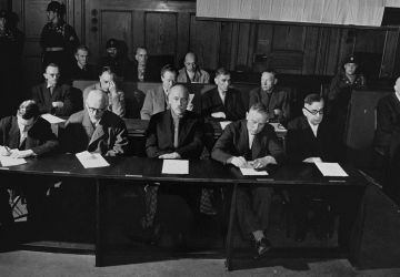 Les accusés dans l'affaire d’IG-Farbenindustrie écoutent l'acte d'accusation. Palais de justice, Nuremberg. Le 5 mai 1947. United States Holocaust Memorial Museum
