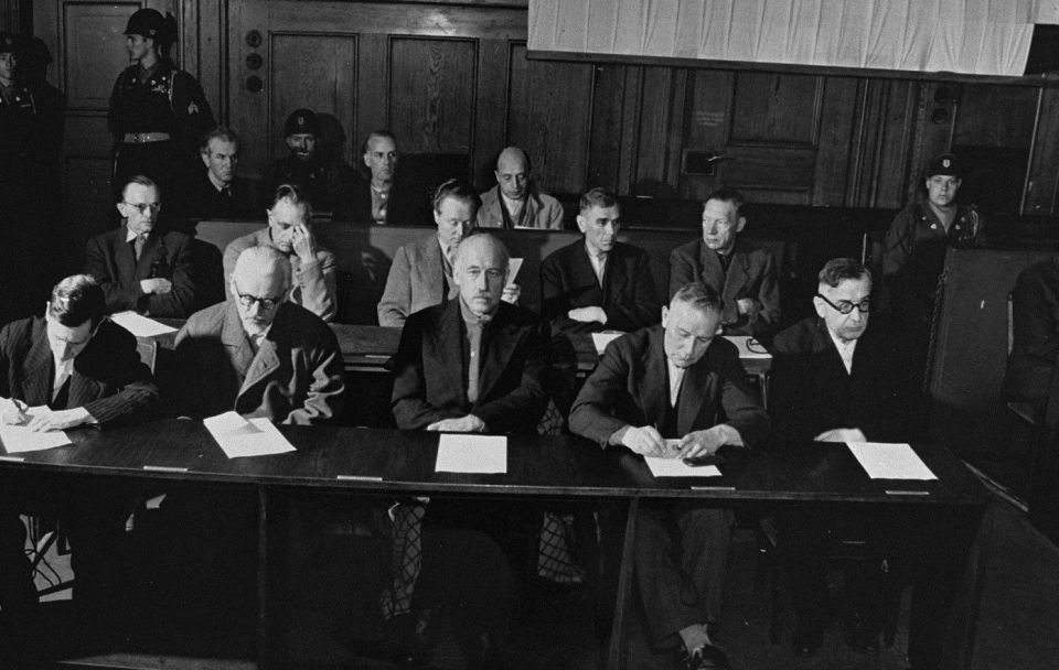 Les accusés dans l'affaire d’IG-Farbenindustrie écoutent l'acte d'accusation. Palais de justice, Nuremberg. Le 5 mai 1947. United States Holocaust Memorial Museum