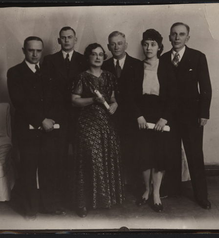 Poètes harbiniens (de gauche à droite): Vassili Oboukhov, Mikhaïl Chmeïsser, Nina Ilnek, Arseni Nesmelov, Tamara Andreïeva, Alekseï Atchaïr, Années 1930, GA RF. F.R-10247. D.180