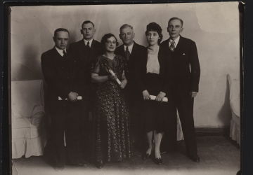 Poètes harbiniens (de gauche à droite): Vassili Oboukhov, Mikhaïl Chmeïsser, Nina Ilnek, Arseni Nesmelov, Tamara Andreïeva, Alekseï Atchaïr, Années 1930, GA RF. F.R-10247. D.180